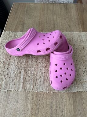 CROCS Bubble Gum Pink Classic Clog Mens 10 Womens 12
